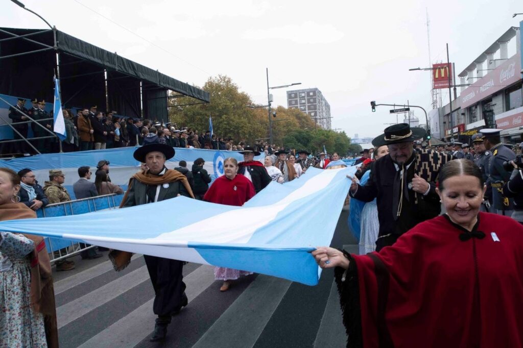 Se realizó en San Miguel el tradicional desfile patrio por el 25 de Mayo