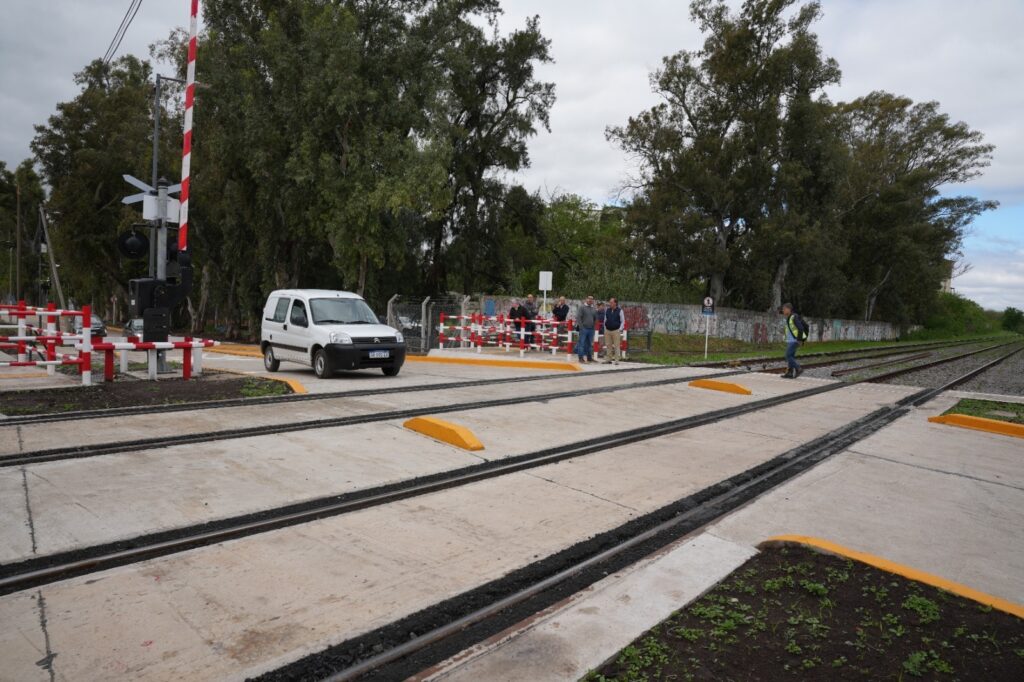 Se habilitó el nuevo paso a nivel de la calle Lebensohn en San Miguel